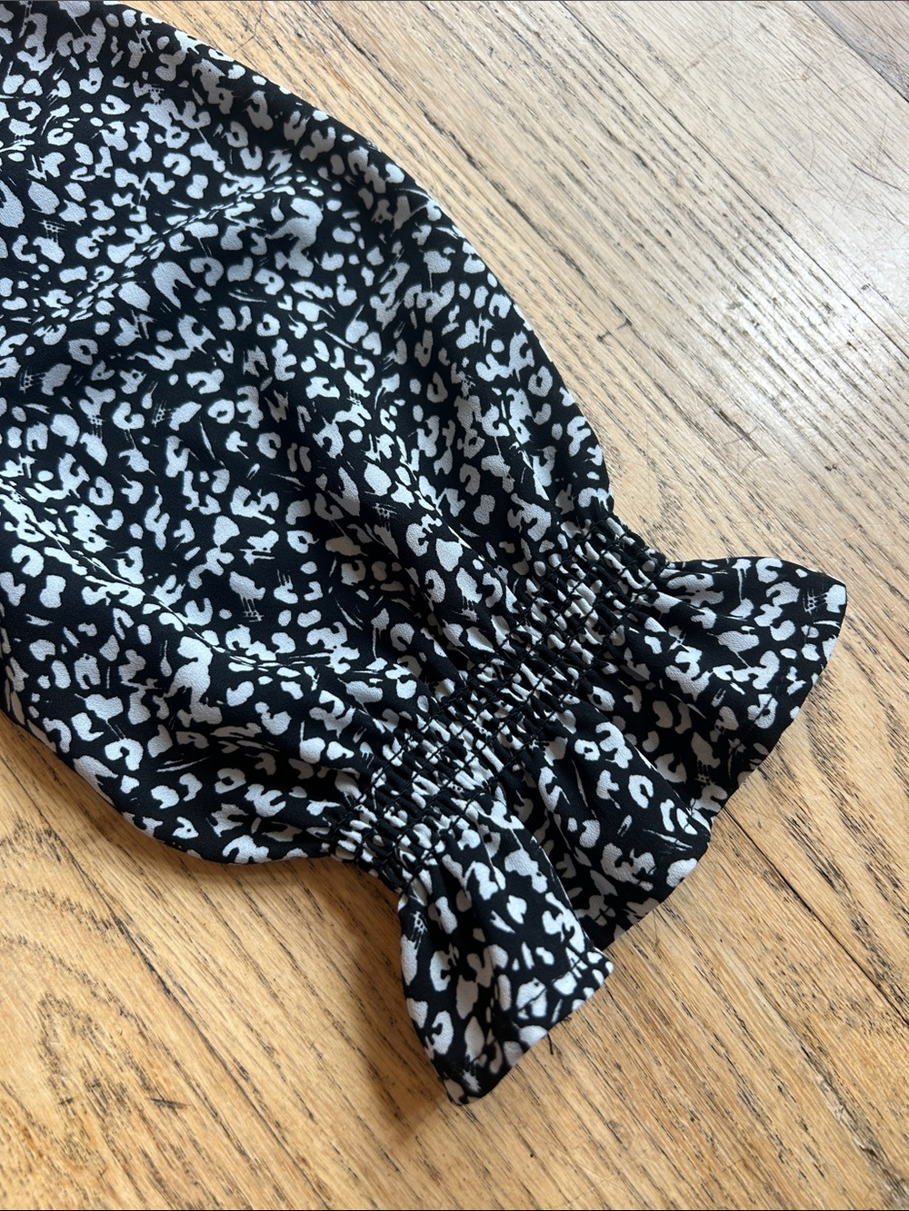 🌸3 FOR $20🌸 Chelsea & Theodore Black and White Split-Neck Printed Blouse - Picture 6 of 8